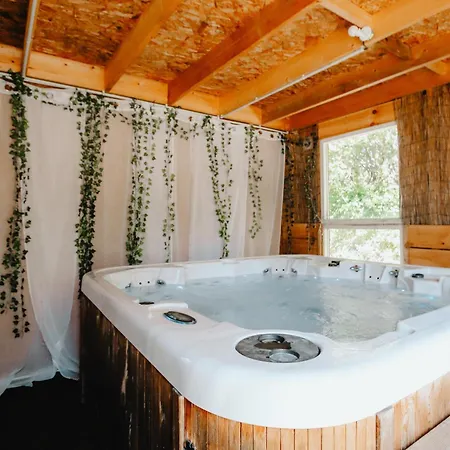 Le Cabanon Dore, Et Nature Chez Ivona לה טיש